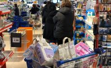Supermercati di nuovo presi d'assalto. E poco rispetto delle distanze di sicurezza - Foto 