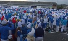 In Francia 3500 persone vestite da Puffi sfidano  il coronavirus: "Pufferemo il virus"
