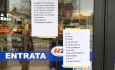 Parma si mette in fila al supermercato - Le foto