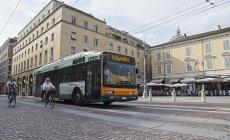 Senza biglietto sul bus, rompe la porta a calci per sfuggire ai controlli: denunciato 31enne cubano