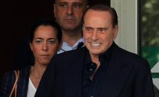 Berlusconi lascia  l'ospedale. "Sto bene, tutto a posto"