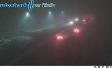 Nebbia e traffico dopo il ponte: code e visibilità ridotta 