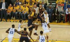 Match ball Warriors, LBJ non molla