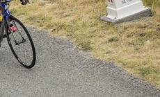 Ciclista precipita in scarpata e muore
