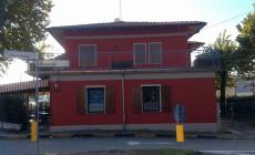 Mette in fuga i ladri che tentano di investirlo