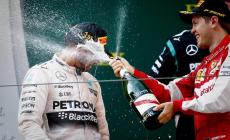 Vince Hamilton, ma la rossa di Vettel è sul podio