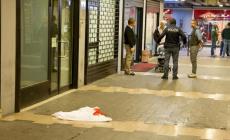 Accoltellato per pochi euro