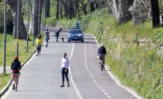 Giro di vite della Regione: stop a passeggiate e giri in bici