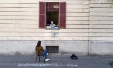 La foto-simbolo - Una sedia in strada e una finestra: l'abbraccio ai tempi del virus