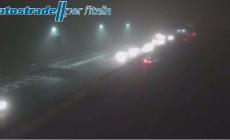 Nebbia in A1 e A15: visibilità 80 metri fra Parma e Reggio