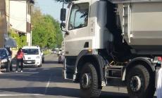 In bici sotto un camion: 23enne muore a Basilicanova 