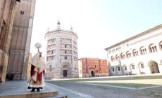  L'abbraccio del vescovo  alla città in una piazza Duomo deserta