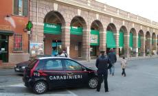 Sfondano serranda e vetrata con un tombino e poi "fanno festa" al bar 