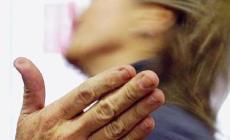 Litiga con la compagna, la chiude in casa e getta chiavi e telefono dalla finestra: denunciato 28enne