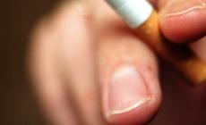 I genitori fumano, lui li chiude sul balcone durante il temporale: denunciato 38enne