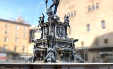 Fa il bagno nudo nella fontana del Nettuno: multato