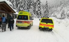 Scivola sulla neve e si rompe la caviglia, soccorsa è in ospedale