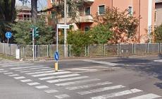 Incidente tra due auto, una finisce sul marciapiede e uccide una donna