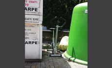 Vicino alla campana del vetro spunta una cyclette