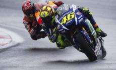 Lorenzo cade a Misano, Rossi in fuga