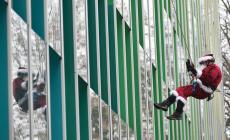 Babbi Natale volanti. Ed è magia in corsia 