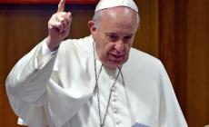 Il papa a Lesbo: " Il Mediterraneo sta diventando  un cimitero senza lapidi"