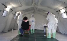 Nella tenda di via Vasari, i tamponi a chi è stato a contatto con contagiati - Foto