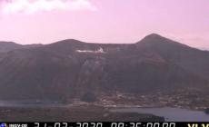 Stromboli in eruzione, lava sulla costa