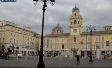 Bandiere a mezz'asta e il rintocco delle campane: anche Parma ricorda le vittime del Covid-19 - Video 