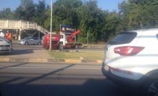 Incidente in via Emilio Lepido: auto ribaltata
