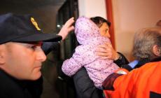 Bimba di 6 anni veglia due giorni la madre morta