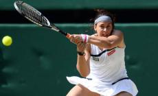 La Bartoli si fa mettere la racchetta in mano