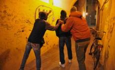 Prende a pugni la compagna di classe 12enne: "Sei grassa"