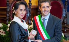 Vince Aung San Suu Kyi. Pizzarotti: "Una cittadina di Parma guida la Birmania"