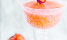 Fragola regina di questo cocktail fresco e semplice
