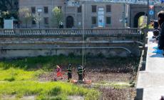 Donna caduta nel greto della Parma, soccorsi in azione