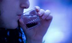 Per le ragazze è allarme «drunkoressia»: si beve per non mangiare