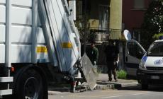 Netturbino muore investito da un  camion dei rifiuti nel Reggiano