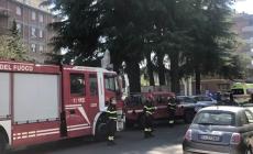 L'omaggio (con sirene) a medici e infermieri a Langhirano davanti al ValParma hospital - Video