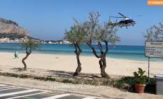 A Mondello un bagnante pizzicato dall'elicottero dei carabinieri:  "Vai a casa" - Video