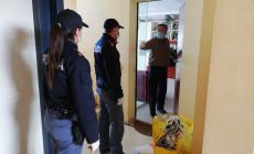 Gli agenti delle volanti fanno la spesa per un cittadino in difficolt&agrave;