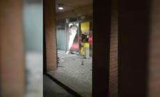 Ore 22.50: i ladri fanno esplodere il BancoPosta. E le banconote da 20 svolazzano per strada - Video