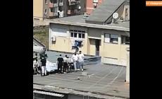 Grigliata sui tetti, fuochi d'artificio e balli: così a Palermo si elude la quarantena -  Video 