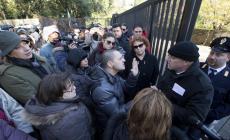 Pino Daniele: chiusa prima la camera ardente, rabbia dei fan