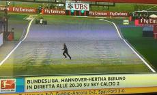 Invasore in pista, brivido in Cina