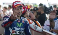 Trionfa Lorenzo sotto la pioggia. Rossi brutta caduta