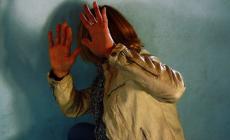 Donna sequestrata e picchiata: il convivente non voleva che portasse a casa i suoi figli