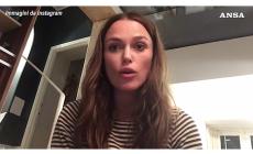 Keira Knightley suona "Yesterday" con i denti - Video