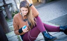 Rughe sul collo? Colpa dello smartphone
