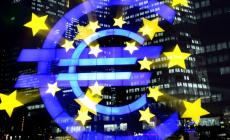 Dollaro in caduta libera, l'euro sale ai massimi dal 2022